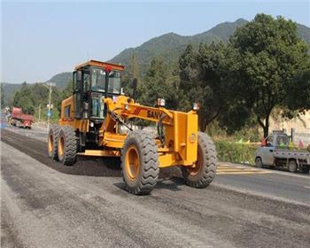 成都平地機(jī)租賃公司淺談平地機(jī)用途和作業(yè)