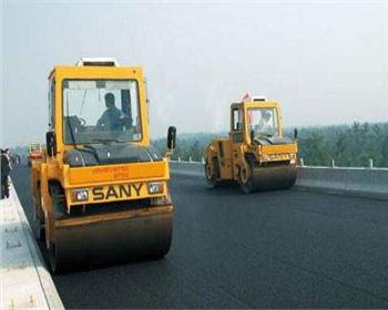 成都?jí)郝窓C(jī)租賃公司淺談壓路機(jī)的分類(lèi)以及操作規(guī)范