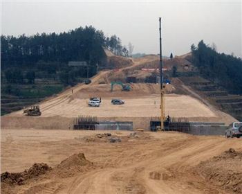 解答成都沖擊壓路機(jī)在路基中的作用