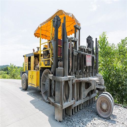 多錘頭水泥路面破碎機(jī)的工作原理是什么？